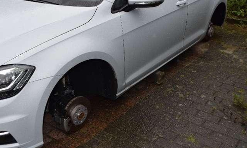 Pflastersteine statt Räder. Foto: Polizei Wolfsburg