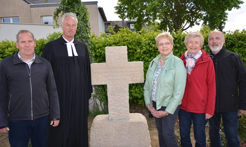 Von links: Friedhofspfleger Bernd Ulbrich, Pastor Dirk Hölterhoff, Friedhofsbeauftragte Annette Depenau-Morich sowie die Vorsitzenden des Kapellenvorstandes Katrin Behrens und Michael Woiki am Sandsteinkreuz. Foto: Ev.-luth. Kirchenkreis Peine
