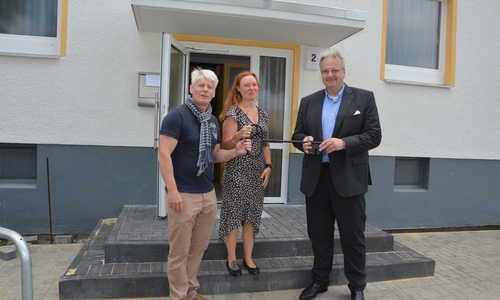  Ziehen an einem Schlüssel: Remenhof-Geschäftsführer Per Møller (links) mit seiner Bereichsleiterin Jennifer Kaufmann und WoBau-Geschäftsführer Markus Hering. Foto: WoBau 