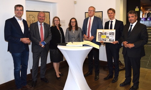 Nach dem Eintrag ins Gästebuch und vor dem Rundgang durch die Kaiserpfalz bleibt für Dr. Oliver Junk (von links), Per Thöresson (Schweden), Anne Sipiläinen (Finnland), Maria Erla Marelsdóttir (Island), Petter Olberg (Norwegen), Bertel Dons Christensen (Dänemark) und Sigmar Gabriel Zeit für ein Erinnerungsfoto.
Foto: Stadt Goslar