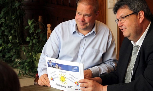 Bürgermeister Wittich Schobert und der Verwaltungsleiter der Gemeinde Büddenstedt stellen die Angebote des Ferienpasses 2017 vor. Foto: Stadt Helmstedt
