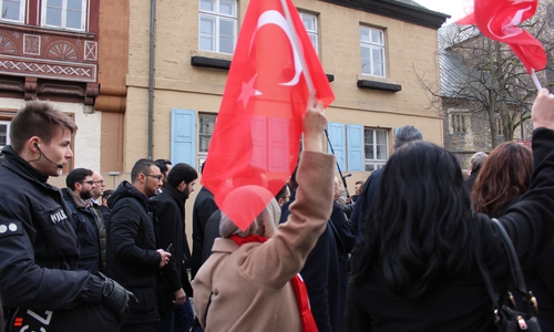 Die Anhänger des türkischen Außenministers beschäftigten die Polizei zeitweise. Nennenswerte Zwischenfälle gab es aber nicht. Fotos: Frederick Becker