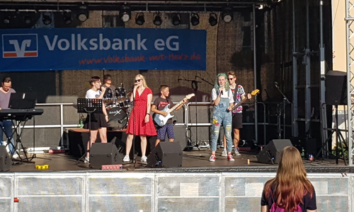 Die Schulband "SplitID" auf dem Schöninger Altstadtfest.

Foto: Bengt Hagelstein
