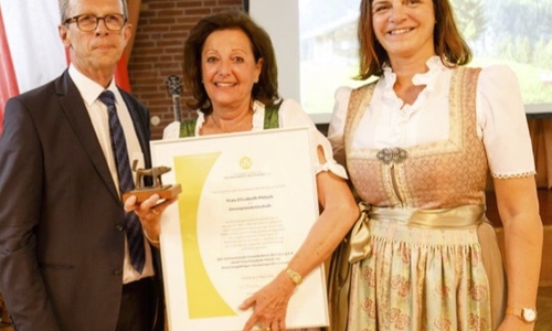 Elisabeth Pötsch freut sich über die Verleihung der Ehrenpräsidentschaft neben Nachfolgerin Kerstin Stackmann. Foto: Tim Hondke/IFK
