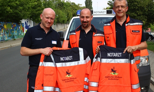 Präsentieren die neue Einsatzkleidung (v. l.):  Dr. Tobias Jüttner, Chefarzt der Klinik für Anästhesie, operative Intensiv- und Rettungsmedizin, Leitender Oberarzt Dr. Roland Diesel und Dr. Ulrich Heida, Ärztlicher Leiter Rettungsmedizin im Landkreis Wolfenbüttel. Foto: Stadt Wolfenbüttel