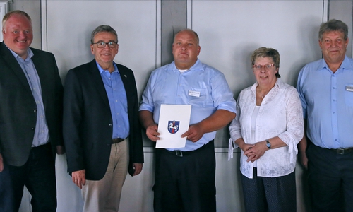 Carsten Franke (Mitte) feiert sein 25-jähriges Dienstjubiläum. Foto: Stadt Wolfenbüttel