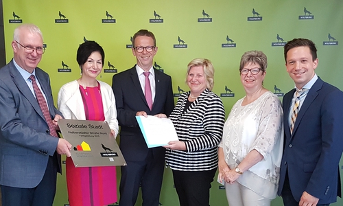 Freuen sich über die Weiterförderung des Projektes "Soziale Stadt": Wolfsburgs Erster Stadtrat Werner Borcherding, SPD-Landtagsabgeordnete Immacolata Glosemeyer, Oberbürgermeister Klaus Mohrs, Niedersachsens Sozialministerin Cornelia Rundt, CDU-Landtagsabgeordnete Angelika Jahns und Falko Mohrs, stellvertretender SPD-Fraktionsvorsitzender und SPD-Bundestagskandidat. Foto: SPD