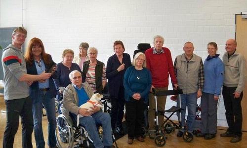 Die Mitglieder der MS-Selbsthilfegruppe Wolfenbüttel ließen sich über neueste Hilfsmittel und dessen Handhabung informieren. Foto: Privat