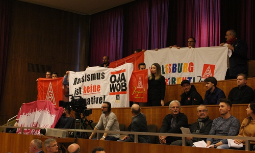 Mit Transparenten brachte die IGM-Jugend ihren Protest bis in den Ratssaal. Fotos: Sandra Zecchino