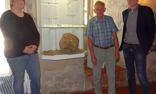 Kreisarchäologe Dr. Ingo Eichfeld (rechts im Bild) und Kuratorin Wiebke Manzke danken dem Finder für seine Aufmerksamkeit und die Überlassung der Leihgaben. Foto: Stadt Gifhorn