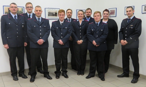 Von links: Ortsbrandmeister Holger Helwig, Curtis Radmer, Mathias Kirchner, Maik Doepp, Dirk Räke, Nadine Dettbarn, Sascha Kustak, Marcel Doepp, Alice Bergien und stv. Ortsbrandmeister Florian Moder. Foto: Feuerwehr Wolfenbüttel