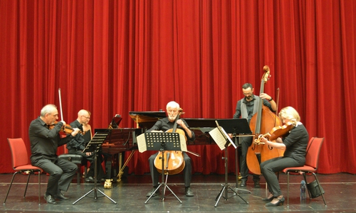 Das Ensemble der Musikschule des Bildungszentrums spielt das Forellenquintett: Janos Balaz, Violine, Martin Bujara, Klavier, Richard Groocock, Violoncello, Stefan Bolte, Kontrabass, und Susanne Scholz, Viola. Foto: Bildungszentrum Landkreis Wolfenbüttel (BIZ)
