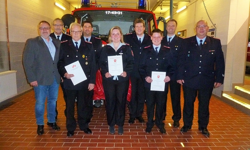 von links nach rechts: Ortsbürgermeister Uwe Leinert, Hermann Rosilius, Helmut Lommatzsch, Nils Janze, Saskia Franke, Steffen Körtje, Rene Franke, Sven Lommatzsch und Gemeindebrandmeister Ralf-Holger Niemann. Foto: Gemeinde Lehre