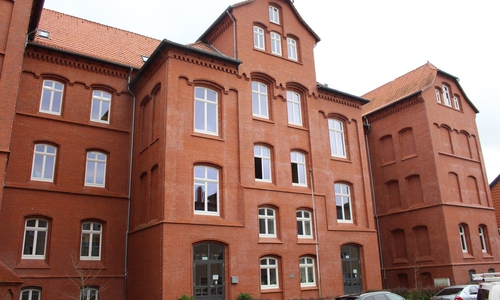 Beim Schulhof der Grundschule Karlstraße besteht dringender Handlungsbedarf. Foto: Marian Hackert
