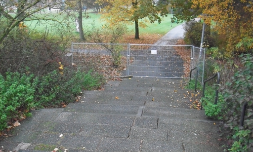 Die Treppe am Theaterparkplatz ist gesperrt. Foto: Stadt Wolfsburg
