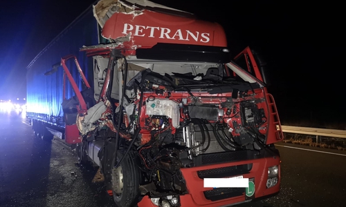 Einer der involvierten Sattelzüge, vom Unfall beschädigt. Foto: aktuell24/KR