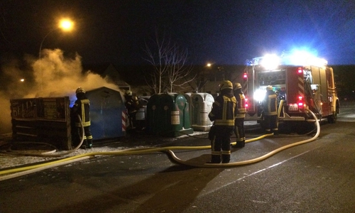 Einen Brand am Altpapier- und Altkleidercontainern hatte die Feuerwehr Fallersleben heute früh zu bekämpfen. Fotos: Feuerwehr Fallersleben