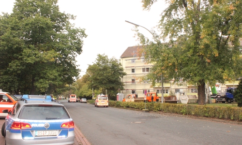 In der Magdeburgstraße kam es am Montag zu einem Arbeitsunfall auf dem Dach eines Mehrfamilienhauses. Fotos: Anke Donner 
