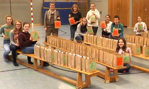 Die Schülerinnen und Schüler hatten Weihnachtstüten gebastelt. Foto: GiS