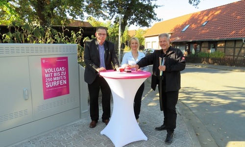 Sven Müller, Stellvertreter des Bürgermeisters, Sabine Köhler, Regio-Managerin der Dt. Telekom und Oliver John, Techniker der Dt. Telekom Technik. Foto: Gemeinde Lehre