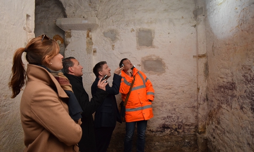 Oliver Heinrich (rechts) vom GGM führt am Samstag Interessierte über die Baustelle im historischen Rathaus – durch Keller und Büroräume. Foto: Stadt Goslar 