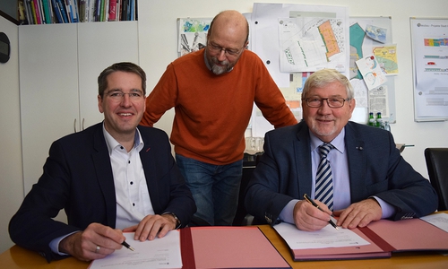 Der Vertrag wurde in Goslar unterzeichnet: Oberbürgermeister Dr. Oliver Junk, Thomas Moll, Fachdienstleiter Umwelt- und Gewässerschutz der Stadt Goslar, und Verbandsvorsteher Hans-Hermann Baas (v. li.). Foto:  Wasserverband Peine