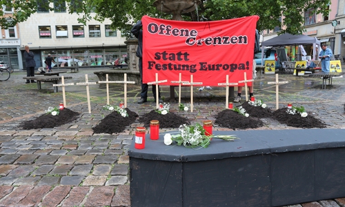 Die Toten kommen...auch nach Braunschweig 25 Gegner/innen der europäischen Abschottungspolitik errichten symbolische Gräber auf dem Kohlmarkt. Foto: privat