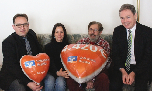Björn Gasa, Beisitzender der Diakonischen Jugendhilfe, Birgitt Pilz, Mitarbeiterin der Diakonischen Jugendhilfe und Pastor Dieter Rusch, Vorsitzender der Diakonischen Jugendhilfe nehmen die Spende von Thomas Fast, Leiter der Direktion Gifhorn bei der Volksbank BraWo entgegen. Foto: Sandra Zecchino
