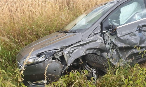 Der Ford Focus landete nach seinem Manöver im Seitengraben. Fotos: Gemeindebrandmeister Ralf-Holger Niemann