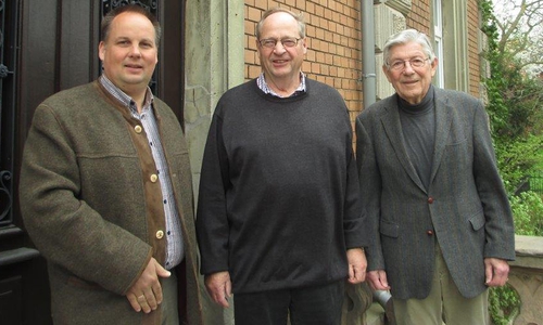 Christian Linne, der neue Vorstandsvorsitzende Albert Isensee und sein Vorgänger im Ehenamt, Wilfried Linne (v. li.). Foto: Stiftung