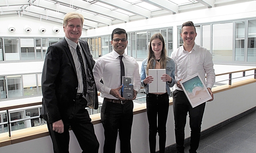 WMG-Geschäftsführer Joachim Schingale gratuliert den Gewinnern Meghashyam Kadwey, Levia Kottwitz und Erich Weinrich. Foto: WMG