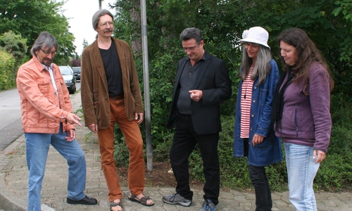 Die Kandidatinnen und Kandidaten der Destedter Grünen freuen sich über die Absenkung der Bordsteine Im Schmiedebusch: v.l.: Diethelm Krause-Hotopp, Christian Rothe-Auschra, Giovanni Guarascio, Sabine Auschra und Gudrun Beckner. Foto: Grüne Destedt