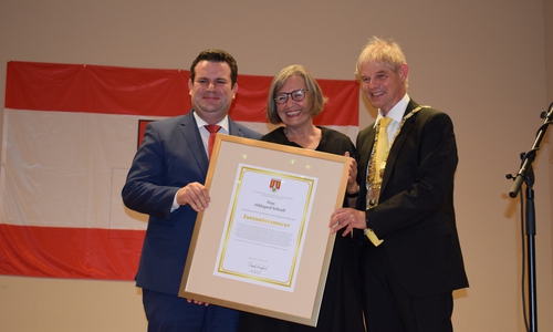 Hubertus Heil und Frank Klingebiel vergaben Urkunden für die Ehrenbürger. Foto: Stadt Salzgitter