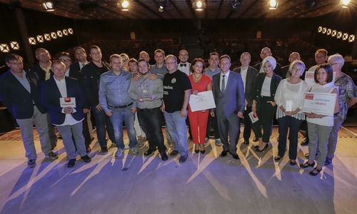 Die Vertreter von „Kicken für KidSZ“ freuen sich mit den Vertretern der Stadt Salzgitter, Sponsoren und Gewinnern über „die Bunte Sole“. Foto: Siegfried Krause