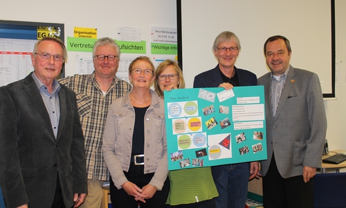Axel Gummert von der Wolfenbütteler Heimatstiftung, Martin von Hoyningen Huene vom theaterpädagogischen Zentrum, Schulleiterin Maria Wimberg-Lowes, Lehrerin Silke Barthold, Lehrer Wolfgang Kraus und Gerd-Ulrich Hartmann von der Kroschke Kinderstiftung. Foto: Jan Borner