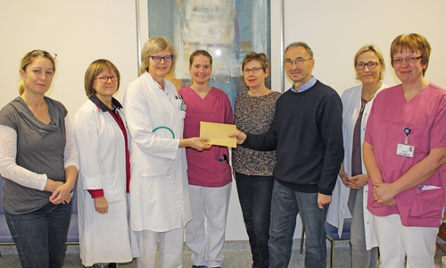 Von links: Bettina Häger (Stationsleiterin), Andrea Georgi-Laumert, Palliativmedizinerin Dr. Mechthild Altenhoff, Meike Krake (Palliativkraft), Astrid und Hans-Joachim Löwe, Susanne Giesemann und Mary Angerstein (Palliativkraft) bei der Spendenübergabe. Foto: Städtisches Klinikum
