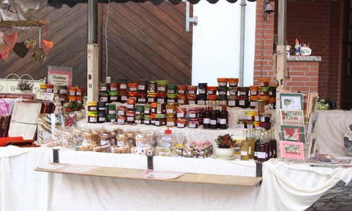 Honig und Marmelade aus eigener Herstellung konnten beim Herbstmarkt gekauft werden. Fotos: Max Förster