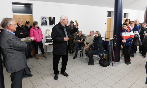Bei der Ausstellungseröffnung: links: Wilhelm Knigge, mittig mit einem Buch von Fritz Fricke in der Hand: Hans-Werner Kammel. Fotos: Gemeinde Lehre