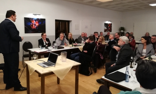 Der Landtagsabgeordnete Tobias Heilmann (li.) verdeutlichte den Gästen die Chancen des Gifhorner-Nordkreises. Foto: privat 