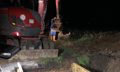 Ortsbürgermeister Andreas Glier bedankt sich bei den Stadtwerken und der Tiefbaufirma, die die Wasserversorgung nach knapp drei Stunden sicherstellen konnten. Foto: Andreas Glier