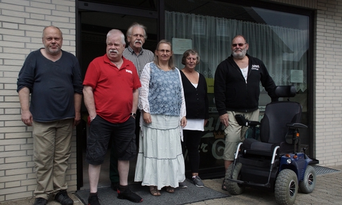 Musiklehrer Thomas König, Vereinsgründer Peter König, Fritz Holzbach und weitere Vereinsmitglieder vor dem Inklusionstreff in Vienenburg. Foto: Marvin König