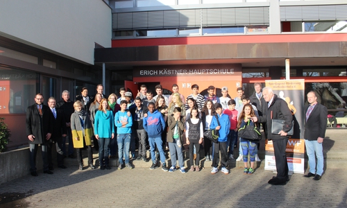 Klaus Reiter von der Sport-Jugend-Förderung mit Sponsoren und den Schülerinnen und Schülern der Erich-Kästner-Hauptschule. Fotos: Jan Borner