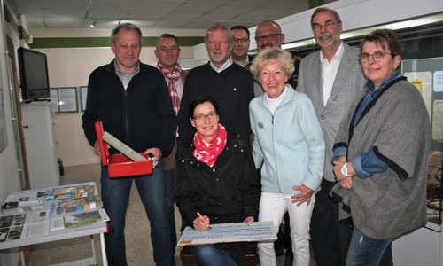 Der Verein "Markgrafscher Hof Museum Grasleben" freute sich über die Spende. Foto: Samtgemeinde Grasleben