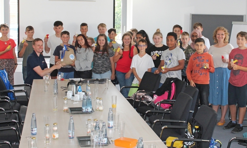 Die Schüler bekommen das Saatgut von Joseph Wachtel überreicht.

Foto: Strube D&S