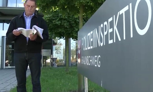 Joachim Grande, Pressesprecher Polizei Braunschweig, blickt in die Akten des Falls Petra P. Dieser Fall wird seiner Meinung nach in die Polizeigeschichte eingehen. Foto/Video: 24-7aktuell(BM)