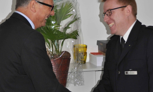 Polizeipräsident Michael Pientka (li.) beglückwünscht Jörn Paulsen, den neuen Leiter des Polizeikommissariats Süd. Foto: Polizei