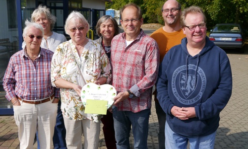 Das Bild zeigt von links:
Ortsbürgermeisterin Hiltrud Bayer, das Organisationsteam Angela Kneisel, Ingrid Homeister und Beate Kahl, es fehlt Anja Emmerich, Lebenshilfe Vorsitzenden Joop van den Heuvel sowie Kai-Richard Meyer und Dirk Schumann vom Werkstattrat. Foto: Lebenshilfe Helmstedt-Wolfenbüttel GmbH