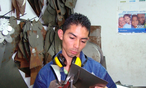 Mitarbeiter im Projekt "Oxidos" ("die Rostigen") bei der
Verarbeitung von gesammelten Alteisen zu Uhren in Bogota, Kolumbien. Foto: Privat
