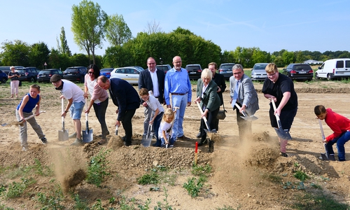 Mit vereinten Kräften erfolgte der erste Spatenstich. Foto: Stadt Wolfenbüttel