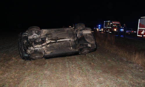 Zwischen Brechtorf und Wendschott kam es zu einem Unfall mit Überschlag. Beide Insassen wurden von einem Ersthelfer befreit. Foto: Bernd Dukiewitz